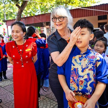 fred hollows ho tro gan 2000 tre em cam giang hai duong kham sang loc di tat ve mat