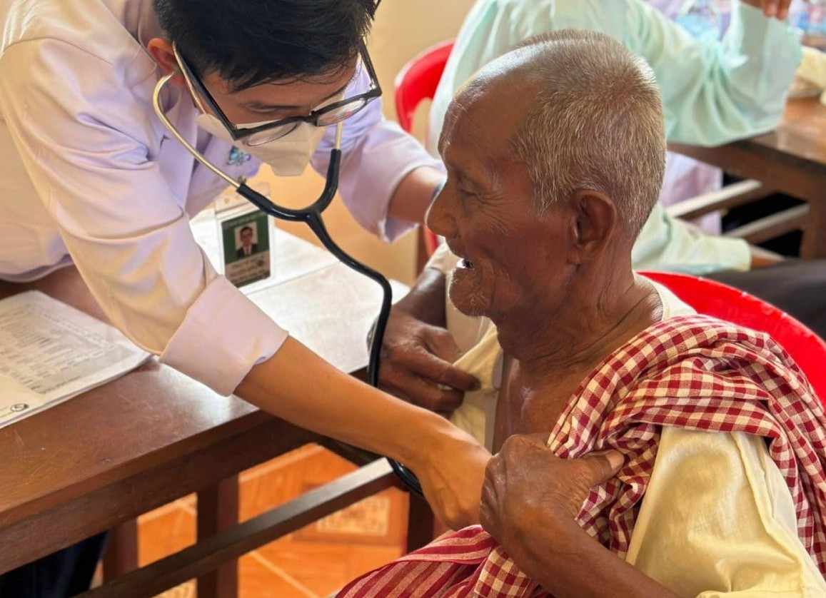 Tăng cường bác sĩ Việt Nam đến Campuchia chăm sóc y tế cho bà con người Việt