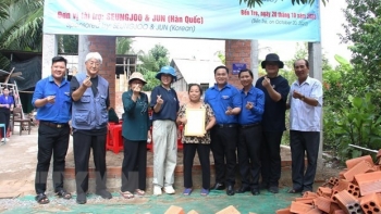 40 thanh niên Hàn Quốc tham gia xây nhà cho người nghèo Bến Tre