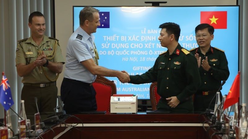 Việt Nam tiếp nhận trang thiết bị y tế phục vụ xét nghiệm sốt rét Australia trao tặng