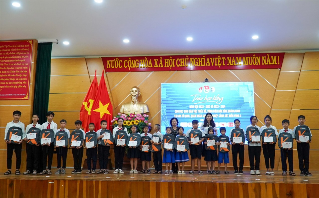 Học sinh dân tộc thiểu số và vùng biển đảo của Quảng Nam nhận học bổng Vừ A Dính