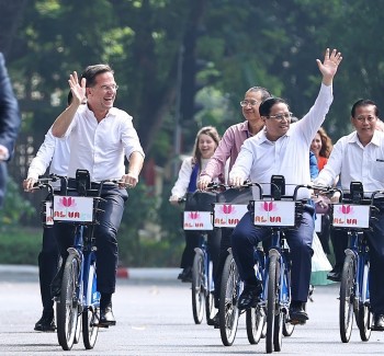 thu tuong pham minh chinh va thu tuong ha lan mark rutte cung dap xe dao pho ha noi