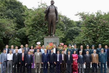 Hội hữu nghị Việt-Nga dâng hoa tưởng niệm V.I.Lenin nhân kỷ niệm 106 năm Cách mạng Tháng Mười Nga