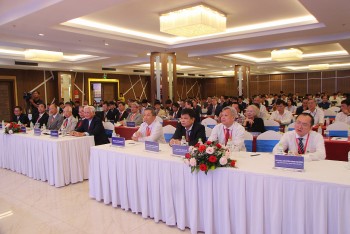 chuyen gia quoc te chia se kien thuc chuyen giao ky thuat phau thuat cot song tai can tho