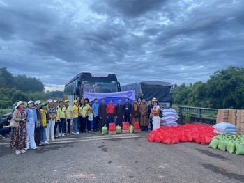 binh phuoc tang qua cho ba con kieu bao nguoi dan co hoan canh kho khan tai campuchia va lao