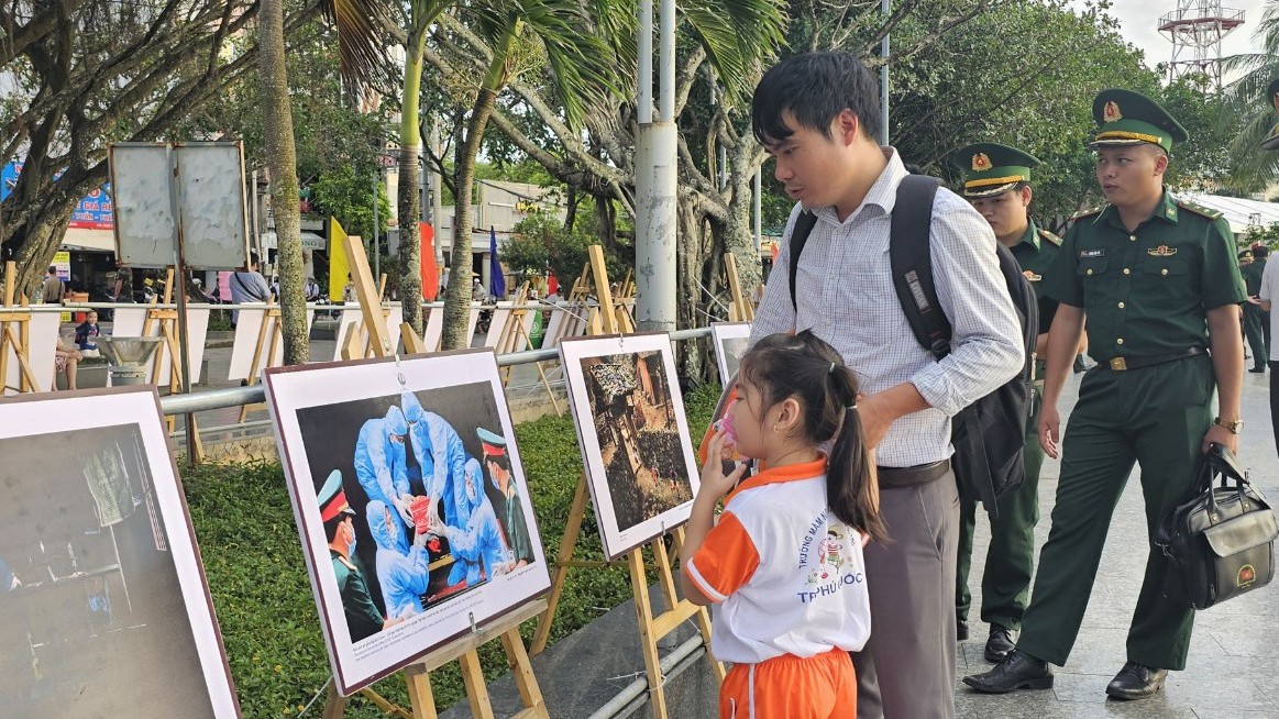 Khai mạc triển lãm ảnh “Tự hào một dải biên cương” tại Kiên Giang