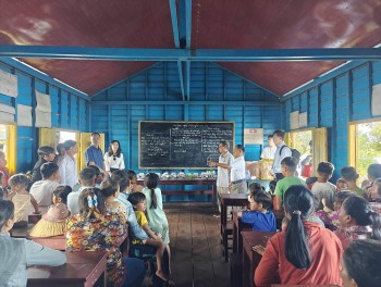 tham hoi dong vien ba con goc viet tai campuchia