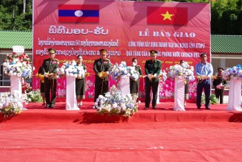 mon qua thiet thuc gui tang can bo chien sy nuoc ban lao