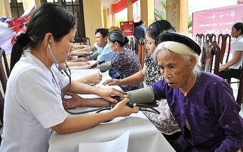 nguoi cao tuoi tai ha noi duoc ho tro 100 bao hiem y te