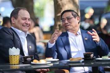 Thủ tướng Việt Nam và Belarus cùng uống cà phê, thăm Cột cờ Hà Nội