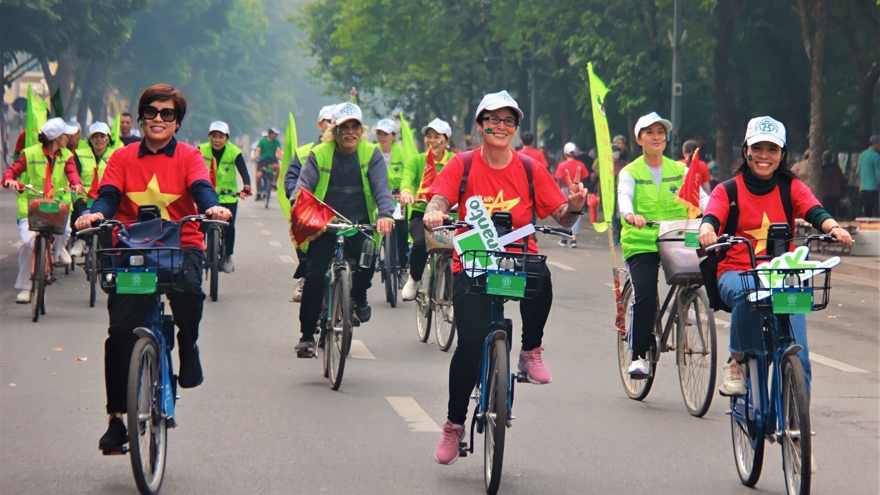 Hơn 100 cán bộ ngoại giao quốc tế tham gia đạp xe hữu nghị vì Hà Nội xanh