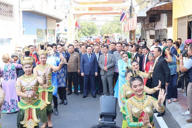 Chủ tịch Quốc hội Vương Đình Huệ khai trương Phố Việt Nam tại Udon Thani, Thái Lan