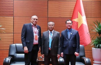 thuc day hon nua moi quan he giua cong doan viet nam voi lao cuba