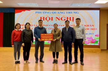 cong ty nhiet dien uong bi tang qua cac gia dinh kho khan