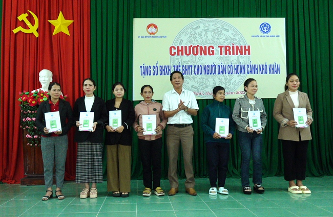 hon 7 nghin the bao hiem y te so bao hiem xa hoi den voi nguoi kho khan cua tinh quang ngai