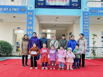 holt ho tro tien an ban tru nam hoc 2023 2024 cho 125 tre em o ha noi