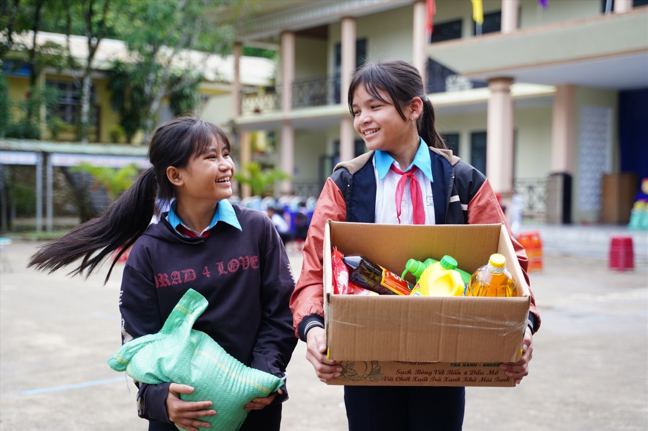 LFS tặng 100 suất quà cho học sinh có hoàn cảnh khó khăn tại Quảng Nam