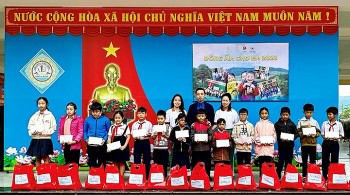 Đà Nẵng trao gần 600 suất quà cho học sinh có hoàn cảnh khó khăn vùng cao