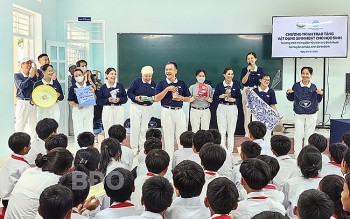 to chuc tzu chi trao hon 2000 suat tro cap hoc tap cho hoc sinh ngheo tai binh dinh