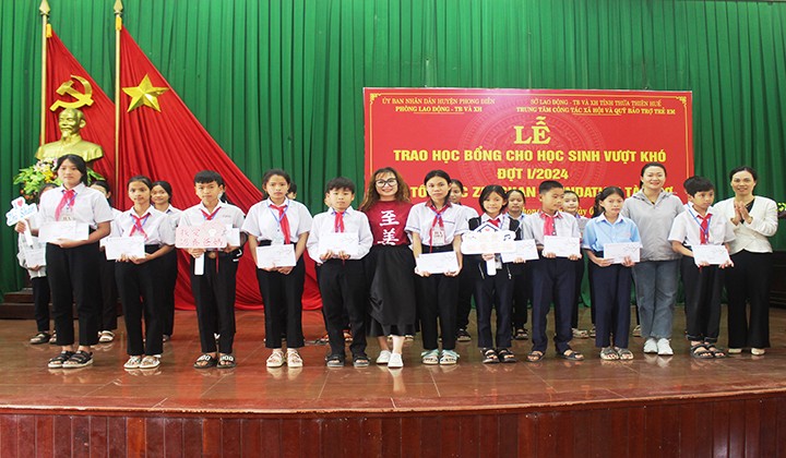 Zhishan Foundation trao học bổng cho học sinh nghèo vượt khó tại