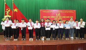 zhishan foundation trao hoc bong cho hoc sinh ngheo vuot kho tai