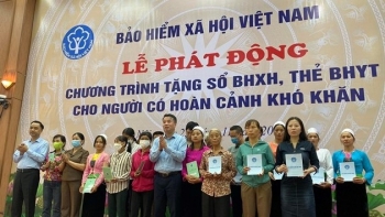Đẩy mạnh việc tặng sổ BHXH, thẻ BHYT cho người nghèo nhân dịp năm mới 2024