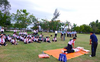 Học sinh huyện Cam Lâm (Khánh Hòa) trải nghiệm làm chiến sĩ hải quân