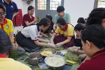 luu hoc sinh lao va campuchia trai nghiem goi banh tet trang tri mam ngu qua