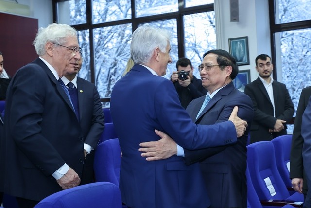 Thủ tướng Phạm Minh Chính thăm trường xưa, tri ân thầy cô giáo tại Romania