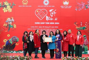 Diễn đàn Phụ nữ Việt Nam tại châu Âu trao quà Tết và mái nhà nhân đạo tại Lạng Sơn