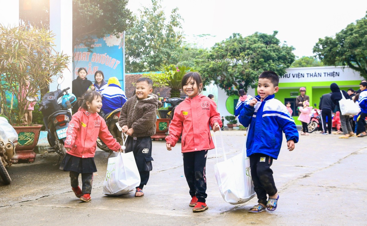 GNI trao tặng quà tết cho 11.470 trẻ em tại 5 tỉnh, thành phố