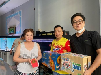 tan hiep phat tham va trao tang qua tet cho 50 em nho mo coi do dich covid