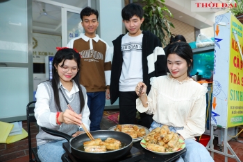 Ấm áp bữa cơm tất niên của lưu học sinh Campuchia tại Việt Nam