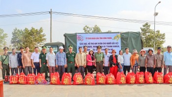 qua tet gui tang ba con goc viet tai campuchia