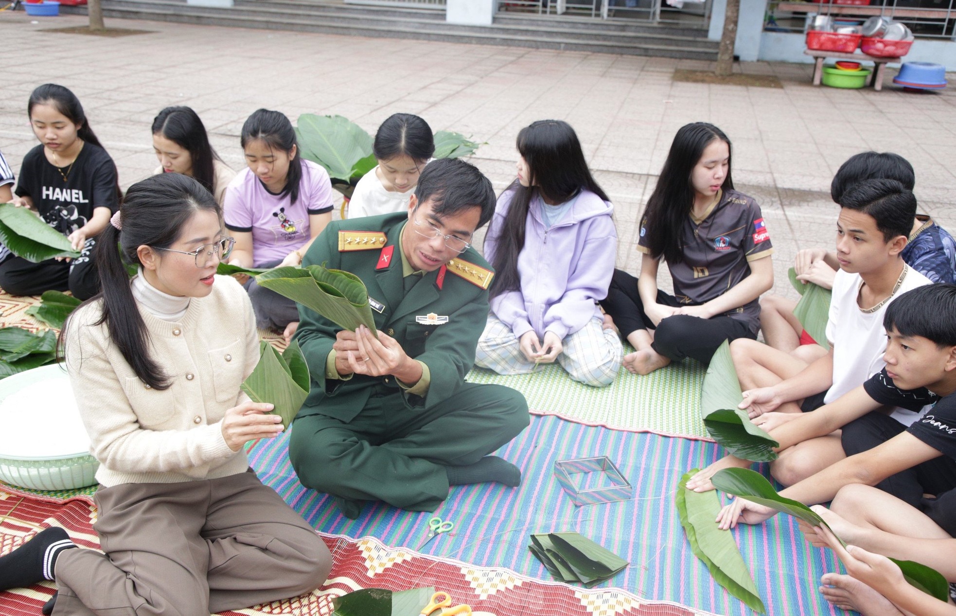 Chiến sĩ bộ đội hướng dẫn du học sinh Lào gói bánh chưng, trải nghiệm Tết Việt