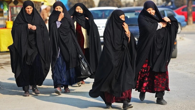 Phụ nữ Afghanistan được phép làm việc trong các cơ sở y tế công