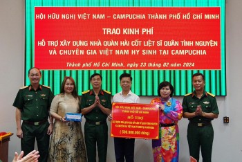 hoi huu nghi viet nam campuchia tphcm trao kinh phi ho tro xay nha quan hai cot liet si tai campuchia