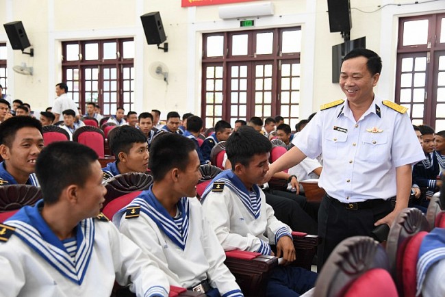 Quân nhân Vùng 5 Hải quân được thông tin về cơ hội học tập nâng cao chuyên môn, nghiệp vụ