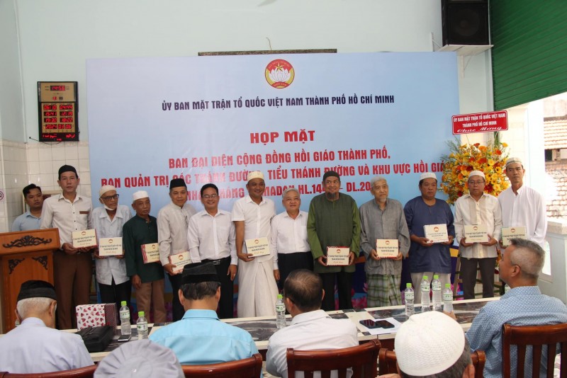 An Giang, TP.HCM tặng quà cho cộng đồng Hồi giáo nhân tháng lễ Ramadan 2024