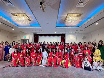 phu nu viet nam tai osaka nhat ban duoc tang ao dai nhan dip 83