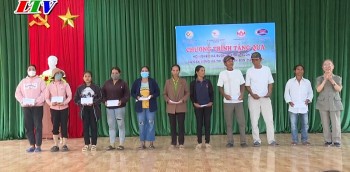 Hội Hữu nghị Việt Nam - Nhật Bản tỉnh Đắk Lắk dành nhiều phần quà gửi tặng hộ gia đình khó khăn