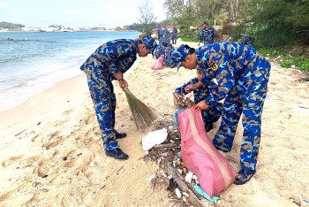 Cán bộ, chiến sĩ hải quân góp sức làm sạch biển