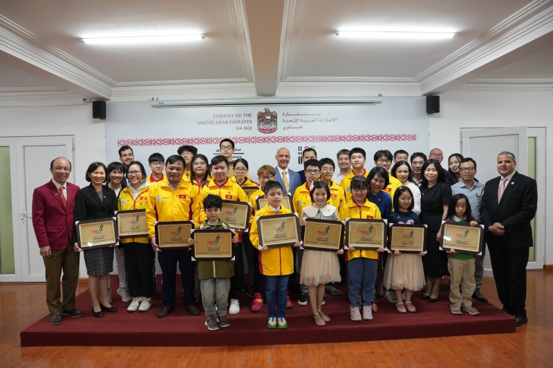 Đại sứ quán UAE vinh danh cách kỳ thủ cờ vua trẻ Việt Nam