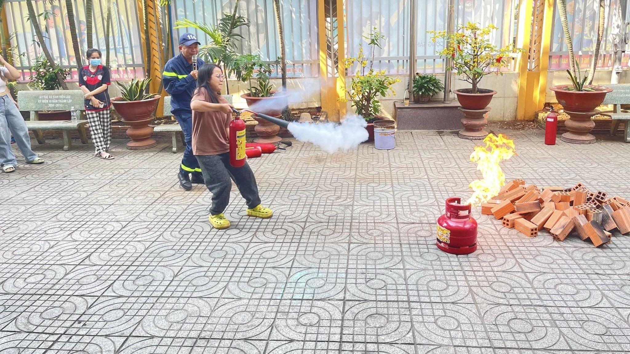 Sinh viên Lào trải nghiệm, thực hành chữa cháy tại ký túc xá
