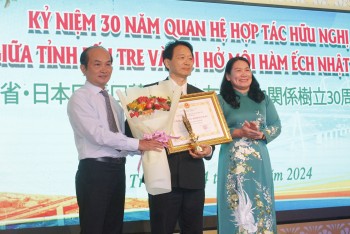 giao su nhat ban nhan danh hieu cong dan dong khoi danh du tinh ben tre