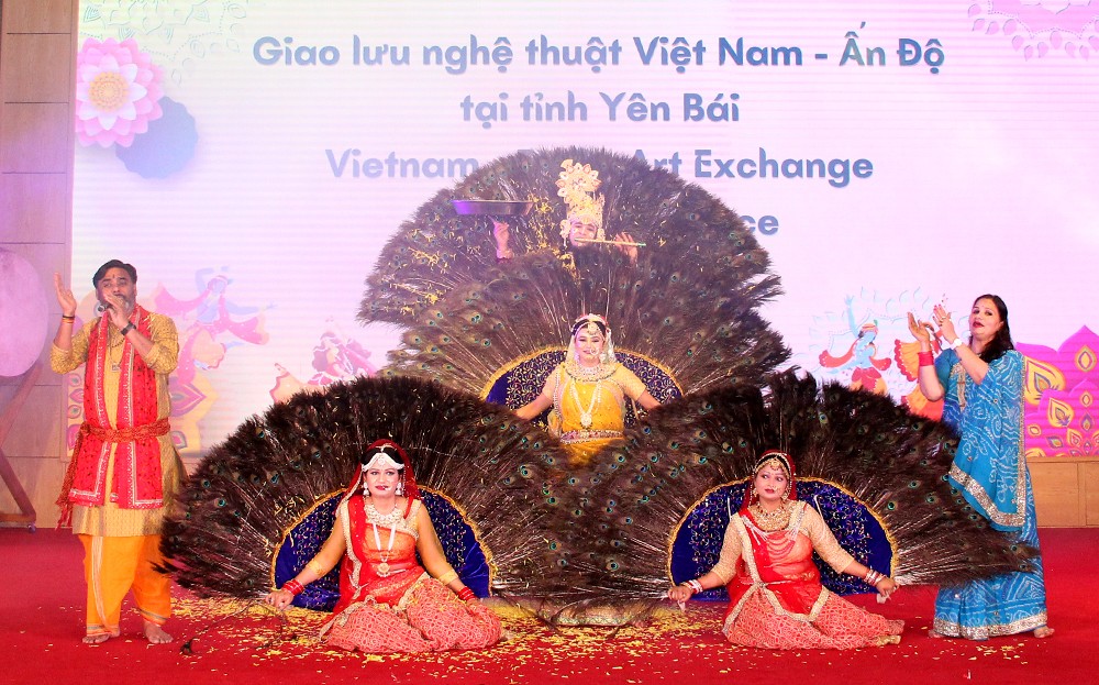 Múa dân gian Ấn Độ lan tỏa thông điệp tình yêu đến khán giả Việt Nam
