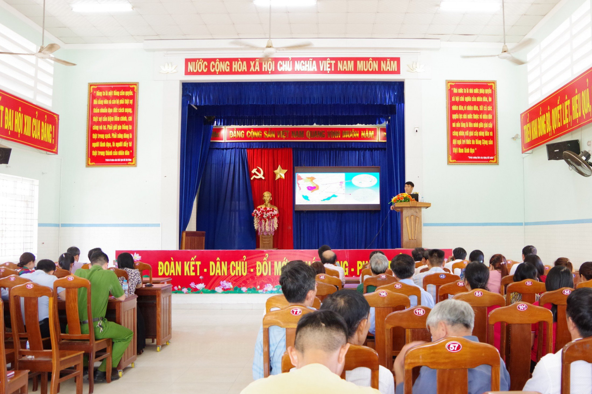Tuyên truyền biển, đảo cho hơn 200 cán bộ, đảng viên xã Vạn Hưng (Khánh Hòa)