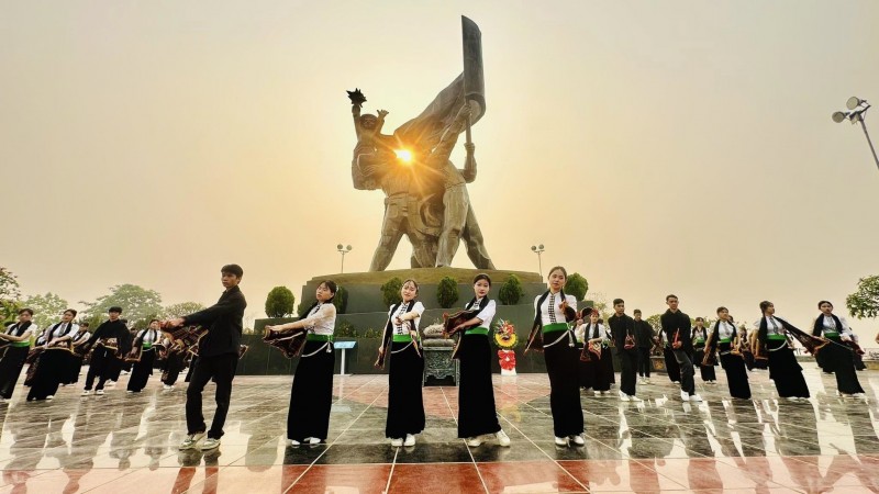 2.200 học sinh, sinh viên biểu diễn dân vũ chào mừng Chiến thắng Điện Biên Phủ