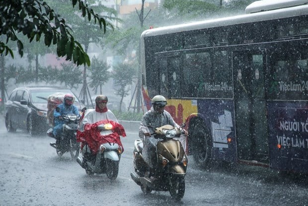 Bắc Bộ mưa dông kéo dài do ảnh hưởng không khí lạnh, Nam Bộ nắng nóng
