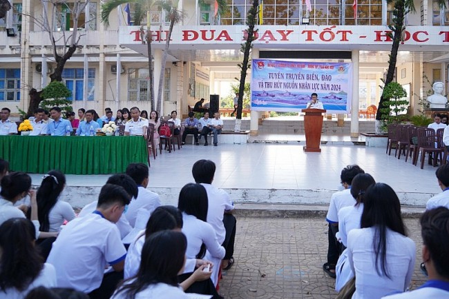 Lữ đoàn 175: giúp em thêm yêu biển, đảo quê hương